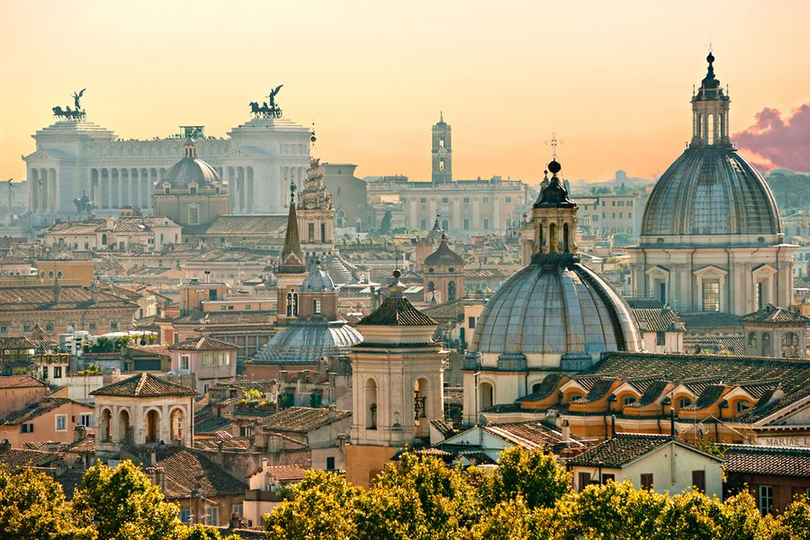 Een foto van daken in Rome bij zonsondergang.